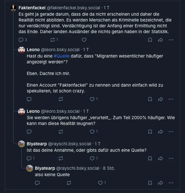 Screenshot eines Bluesky-Threads: Faktenfackel erklärt, dass nur Verdächtige in der Statistik landen; ein Nutzer fragt nach einer Quelle für häufigere Anzeigen, ein anderer behauptet, Ausländer würden zum Teil 2000 Prozent häufiger verurteilt.
